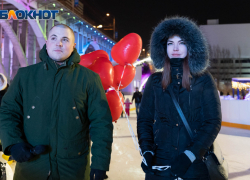  Молодой человек решился сделать предложение своей любимой девушке прямо в центре Волгограда на катке (ВИДЕО)