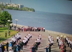 В Камышине в программе празднования 9 Мая молодые пары станцевали вальс на набережной (ВИДЕО)