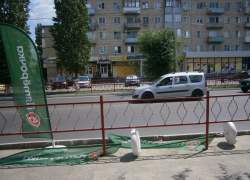 «Пятерочка» в бухте «уронила» свои флаги рядом с проезжей частью