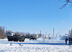Средь бела дня на школьный двор в Камышинском районе заехали «БТР» и «Тигр»