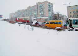 Застрявшая из-за снега фура на улице Некрасова в Камышине застопорила движение транспорта на всем подъеме