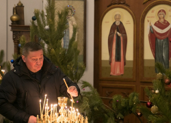 Губернатор поставил свечи в Рождественскую ночь, главы Камышина и Камышинского района в храмах замечены не были