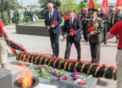 В Камышине 9 мая загорелся вечный огонь на Братских захоронениях на время торжественной церемонии