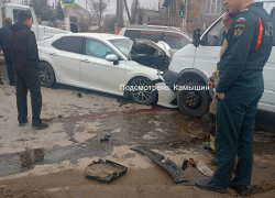 Пассажиры попавшей в аварию в Камышине "Газели" отделались ушибами сегодня, 18 марта (ВИДЕО)
