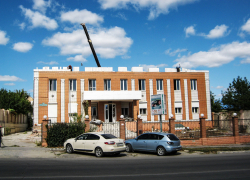 В Камышине на крыше бывшего КПК "Честь", а нынешней "Поликлиники Парамонова" появились строители