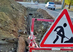 В Камышине к концу третьего дня отопительного сезона коммунальщики все еще меняют участок сетей на улице Титова
