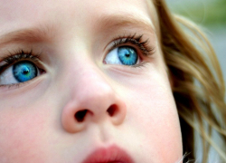 Бабушка пятилетней голой девочки заснула в кафе, и малышку спасла от 58-летнего развратника официантка