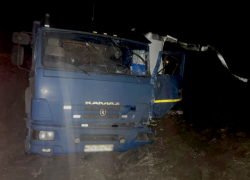 Кошмарная лобовая смертельная авария случилась на московской трассе в Волгоградской области: фургон впечатался в КАМАЗ (ВИДЕО)