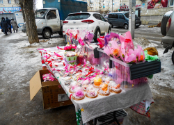 В Камышине местные предприниматели занимают под уличную торговлю подарками любые неприспособленные места