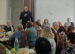 Спикер Камышинской городской думы Владимир Пономарев показал себя за столом с текстильщиками