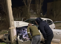 В Камышине водитель легковушки опасно влетел в столб