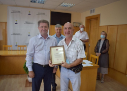 Почему высокопоставленные чиновники Камышина носят в 40-градусную жару рубашки с длинным рукавом? - камышанка