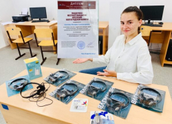 Выпускница из Камышинского района подарила родной школе флешки и гарнитуры, а заработала творчеством