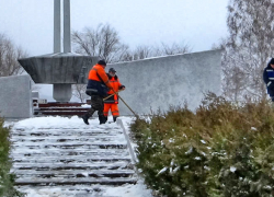 В Камышине рабочие бригады "Благоустройства" убрали парк у администрации