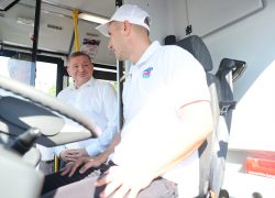 Андрей Бочаров лично "опробовал" новые автобусы для волгоградцев, для других муниципалитетов тоже будут, но потом