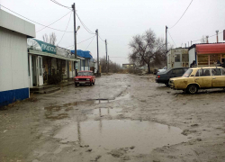 В Камышине есть лужи, которые готовы конкурировать с той знаменитой, что у управления Пенсионного фонда, - камышанин