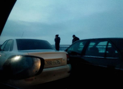 На Бородинском мосту в Камышине "зацепились" две легковушки