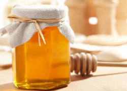 Незваная гостья в белых одеждах с банкой меда напросилась к доверчивой пенсионерке в квартиру и украла у нее 11 тысяч рублей в Камышине