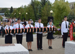 В годовщину окончания Второй мировой войны в Камышине возложили гирлянды к постаменту