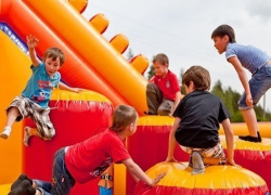 В батутном городке на камышинском Арбузном фестивале четырехлетняя девочка сломала руку