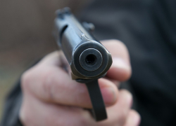 В селе Камышинского района майор полиции ударом повалил рабочего на землю и направил на него травмат...