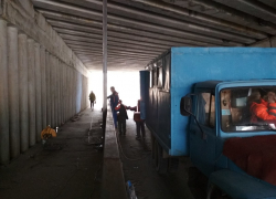 В Камышине взялись, наконец, за ремонт отваливавшейся обшивки путепровода на улице Некрасова