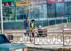 Зачем посыпать песком сухие тротуары в Камышине? - камышанка