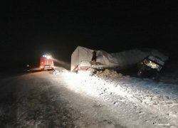 На волгоградской трассе при лобовом столкновении иномарку  придавил прицеп КАМАЗа, пятеро пострадавших в больнице