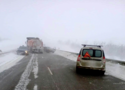 В Камышинском районе, недалеко от поворота на село Дворянское, "Лада" врезалась в "Лифан", а тот - в "БМВ"