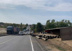 Опасная "куча-мала" из машин и труб возникла на трассе между Камышином и Волгоградом