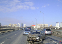 На мосту водитель на "ВАЗе" врезался в металлическое ограждение