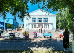 В Камышине у ЦКД "Дружба" проходит ярмарка поделок на свежем воздухе