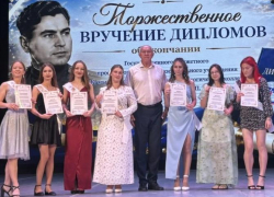 Председатель Камышинской городской думы привез Благодарности председателя Камышинской городской думы лучшим дипломницам 