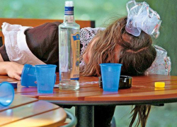 Камышинским врачам пришлось проводить интенсивную терапию двум пьяным 13-летним школьницам - одной даже в реанимации