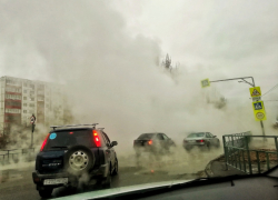 «Увидите пар - не вздумайте въезжать»: в Волжском прорвало трубу с горячей водой возле проезжей части,- "Блокнот Волжского" (ВИДЕО)