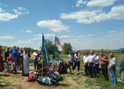 "Отдали души свои за друзей своих": родные погибших на Донбассе камышан собрались у их могил на поминальную встречу