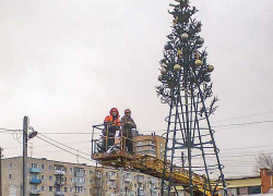 В Камышине начали монтаж новогодних елок