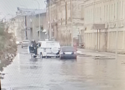 Вечная лужа у управления Пенсионного фонда осталась на месте и после затяжной реконструкции улицы Октябрьской в Камышине (ВИДЕО)