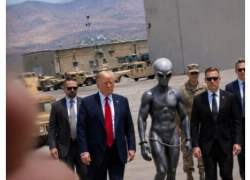 Трамп — повелитель Галактики: президент США опубликовал фото с пришельцем и космической войной