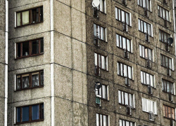 Выпавший из окна высотки парень поставил на кон пять тысяч рублей, - "Блокнот Волгограда"