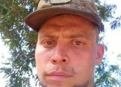 В Камышине орден Мужества, которым посмертно наградили добровольца СВО Виктора Сергеева, передали его маме