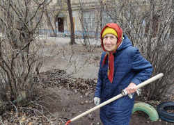 За чистотой в квартале Камышина следит 88-летняя бабушка, - камышанка