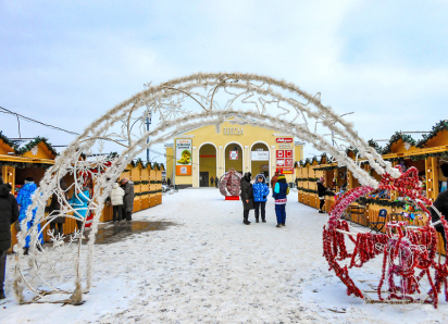 В Камышине открылась предпраздничная ярмарка в «домиках» у ТЦ «Победа»