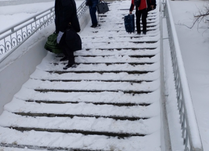 В Камышине пассажирам московского поезда по заснеженной лестнице на железнодорожном  вокзале можно съезжать на чемодане, как на санках! - камышанка