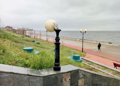В Камышине «свесили головы» снесенные нарушителями плафоны фонарей на центральной набережной