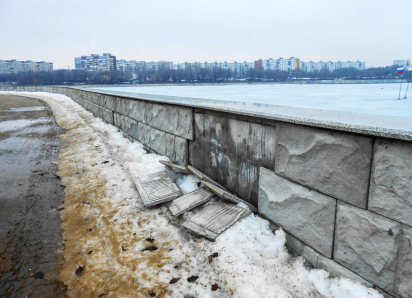 В Камышине по весне продолжает терять фрагменты облицовки парапет центральной набережной, вид не из «живописных»