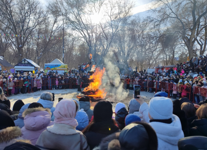  В центральном парке Камышина только что сожгли обаятельное чучело Зимы-модницы в фиалковой юбке
