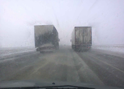 Водители сняли на видео полярные условия на трассе на границе Камышинского района и Саратовской области