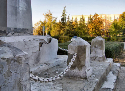 «Как вид обелиска на площади в Камышине сочетается со стелой «Рубеж Сталинградской доблести», в администрации Камышина не захотели комментировать»