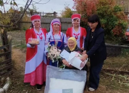 В глубинке Камышинского района односельчане пришли тепло поздравить 100-летнюю юбиляршу!